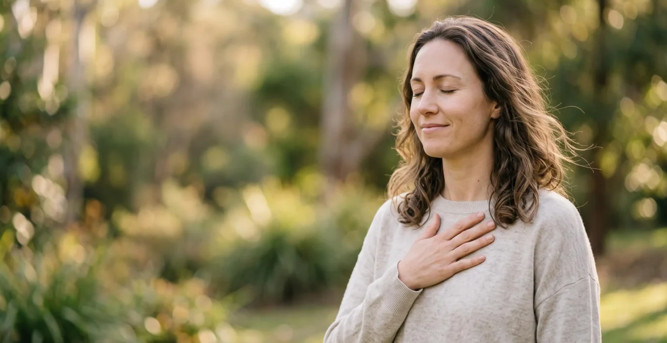 Personne respirant calmement les yeux fermés en extérieur, symbolisant la sérénité retrouvée face aux allergies grâce à la sophrologie